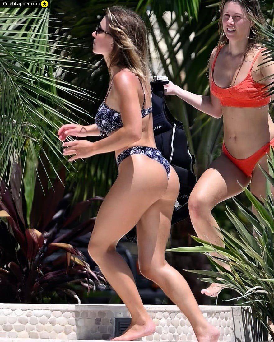 sydney sweeney fap butt ass thong bikini